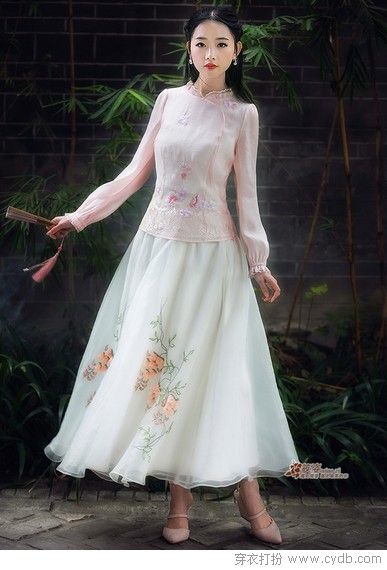 翩若驚鴻婉若游龍，唯白裙是也