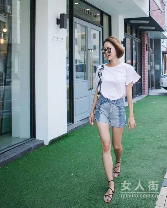 白T穿出女神范兒 7種基礎(chǔ)穿法時髦一整夏